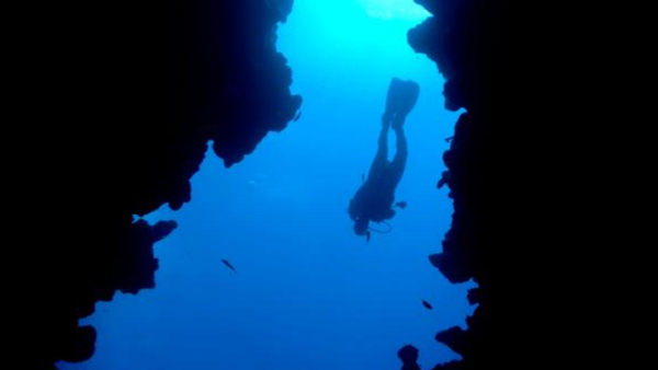 Một trong những câu nói phổ biến trong giới khoa học là: “Nếu đặt đỉnh Everest xuống rãnh Mariana, nó sẽ bị bao phủ bởi 2km nước”. Điều này chứng tỏ độ sâu khủng khiếp của những rãnh hadal. Việc chinh phục những điểm sâu này vốn gặp phải rất nhiều khó khăn.