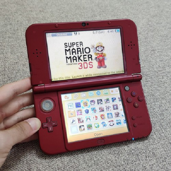 Phiên bản 3DS đầu tiên được ra mắt vào năm 2011 như phần tiếp theo của dòng máy chơi game DS với màn hình hỗ trợ 3D từ Nintendo. Một phiên bản XL với màn hình lớn hơn được ra mắt một năm sau đó trước khi công ty tung các phiên bản làm mới của chúng vào năm 2014.