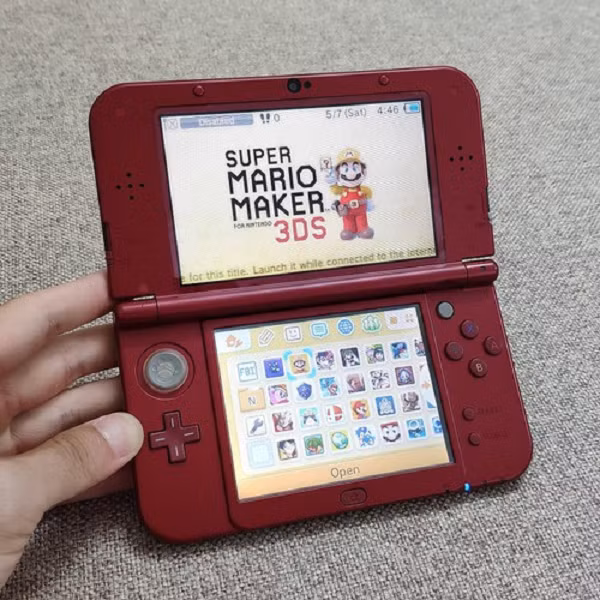 Phiên bản 3DS đầu tiên được ra mắt vào năm 2011 như phần tiếp theo của dòng máy chơi game DS với màn hình hỗ trợ 3D từ Nintendo. Một phiên bản XL với màn hình lớn hơn được ra mắt một năm sau đó trước khi công ty tung các phiên bản làm mới của chúng vào năm 2014.