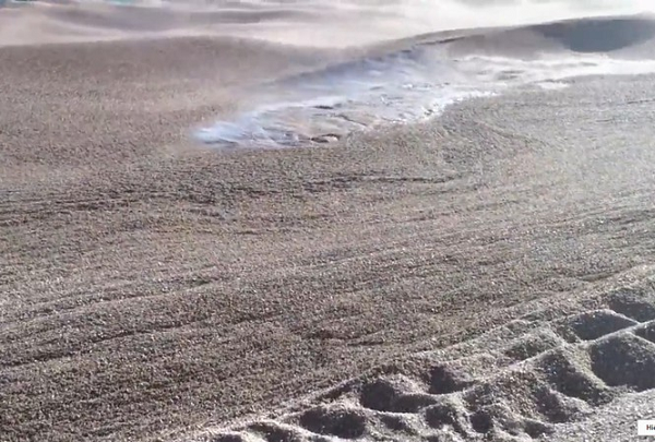 Sau khi chụp X-quang đá bọt, các nhà khoa học khẳng định bóng khí bên trong có kích thước tương đối lớn và được kết nối với nhau. Nếu nước lọt vào chỉ một bóng khí, sẽ không có gì ngăn cản nó ngấm vào trong và làm hòn đá chìm. Một bí ẩn khác là nhiều cục đá bọt ngấm nước và chìm, nhưng lại nổi lên sau đó không lâu.