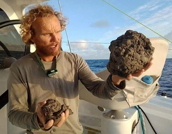 Đươc biết, đá bọt hình thành khi núi lửa phun trào trên mặt đất hoặc dưới nước. Lúc đó, dòng nham thạch nóng chảy sẽ bị đông cứng lại khi gặp nước và lưu giữ lại nhiều bóng khí bên trong giúp cho những khối đá bọt có thể nổi trên mặt nước.