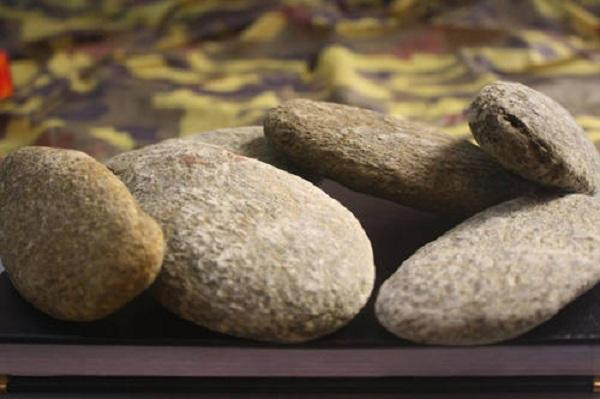 Nhà nghiên cứu Kristen Fauria cho biết, rất nhiều bóng khí có kích thước nhỏ, giống những sợi tóc gắn lại với nhau. Điều đó khiến sức căng bề mặt có tác dụng rất lớn. Sức căng bề mặt ngăn nước tràn vào bên trong các bóng khí. Hiện tượng chìm nổi xảy ra do không khí bên trong giãn nở trong thời tiết ấm.