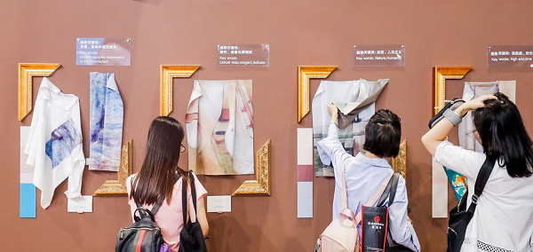 Nhưng khi những người đàn ông cô đơn của Trung Quốc dành hết trái tim cho bạn gái ảo của họ, một số chuyên gia lại đang lên tiếng cảnh báo.