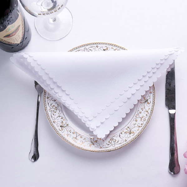 Một số nhà hàng đã sử dụng AI để tối ưu hóa trải nghiệm của khách hàng và với cả nhân viên của mình. Một ví dụ điển hình là việc sử dụng robot để mang thức ăn cho khách hàng trong nhà hàng hay trong một quan cà phê mà nhân viên không phải chạy vòng quanh tìm khách.