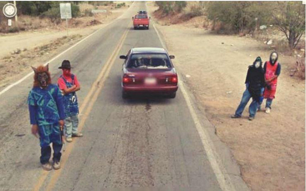 Băng cướp có vẻ ngoài kì dị, đeo các loại mặt nạ kì quái "đầu trâu mặt ngựa" sẽ gây hoang mang hơn rất nhiều. Bức ảnh được chụp tại Sonara, Mexico.