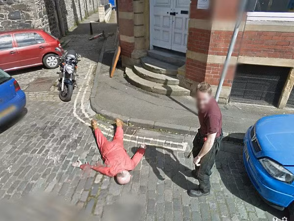 Bức hình ghi lại khoảnh khắc nạn nhân gục ngã trên đường và thủ phạm vẫn còn lăm lăm hung khí thực chất chỉ là một trò đùa do những người rảnh rỗi gây ra khi thấy chiếc xe ghi hình của Google Street View đi đến. Cảnh sát thậm chí đã được điều động để điều tra kẻ gây án.