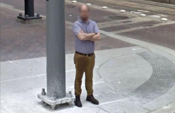 Joshua Justice – một người quản lý quán rượu đã gặp phải khoảnh khắc đỏ mặt khi bị chộp lại hình ảnh đứng ở góc phố với chiếc quần ướt đẫm đúng chỗ nhạy cảm. Sau đó, anh ta đã phải đính chính lại nguyên nhân là do thùng bia anh vừa cố mở ra đã trào ra xung quanh và chiếc quần bất đắc dĩ trở thành nạn nhân.