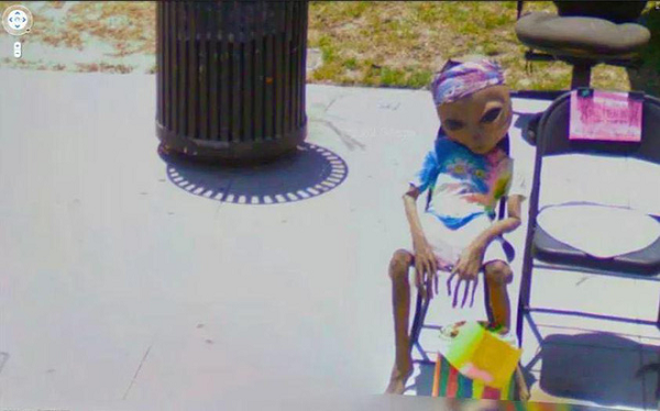 Có lẽ đây là vị khách đến từ ngoài vũ trụ sành điệu nhất với khăn quấn đầu, áo phông màu sắc, ung dung tận hưởng việc ngắm nhìn cuộc sống của loài người. Cho đến giờ, người ta vẫn không biết được nguồn gốc bức hình từ đâu. Có thông tin cho rằng đó chỉ là một món búp bê không hơn không kém.