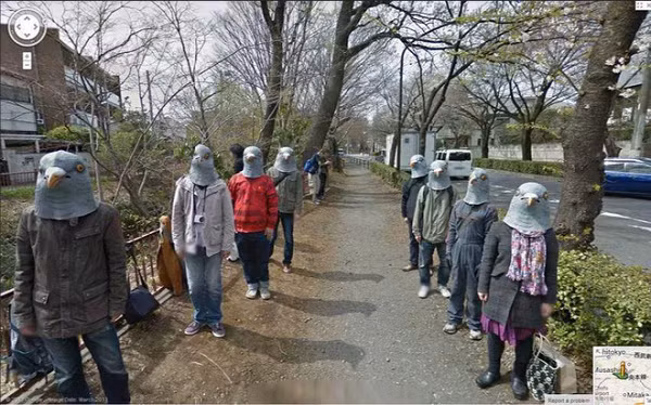 8 con người đứng im như phỗng với những chiếc đầu bồ câu khổng lồ, ánh mắt trừng trừng nhìn vào người đối diện, như đang trực chờ chỉ cần bất kỳ ai xấu số lọt vào, "bầy chim" này sẽ lao vào tấn công ngay lập tức.