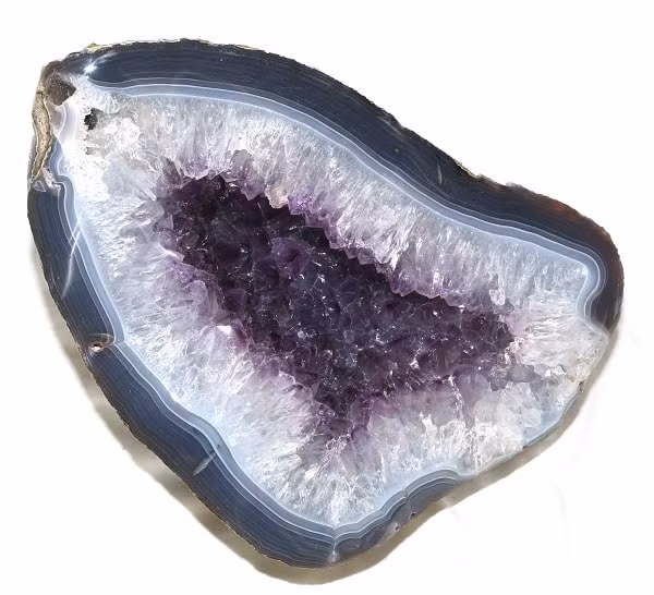 Một điểm đặc biệt khác của đá mã não Quái vật bánh quy là gương mặt xuất hiện ở cả hai bên của khối đá, theo Bowers. Thông thường, các khoảng trống không xếp gọn ghẽ đủ để tạo ra hình ảnh giống hệt ở mặt kia.