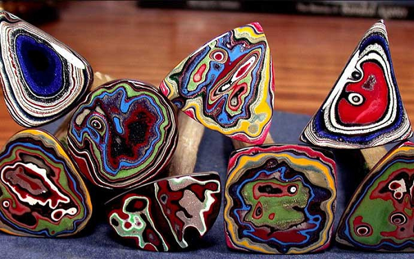 Một số khối đá mã não lấp kín hoàn toàn khe hốc núi lửa, nhưng vài mẫu đá còn sót lại khoảng trống nhỏ, bao quanh là tinh thể thạch anh lấp lánh hướng vào tâm.