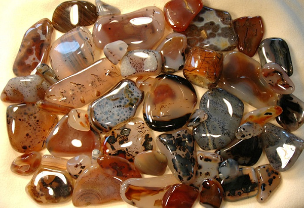 Trong trường hợp đá mã não Quái vật bánh quy, những khoảng trống tình cờ trông giống đôi mắt của nhân vật hoạt hình và khuôn miệng đang cười. Đó chính là đặc điểm khiến viên đá hết sức độc đáo.