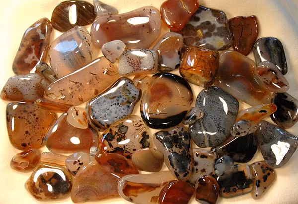 Trong trường hợp đá mã não Quái vật bánh quy, những khoảng trống tình cờ trông giống đôi mắt của nhân vật hoạt hình và khuôn miệng đang cười. Đó chính là đặc điểm khiến viên đá hết sức độc đáo.