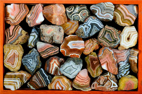 Mã não là một dạng thạch anh, tinh thể silicon dioxide, phát triển bên trong các khe hốc đá núi lửa.