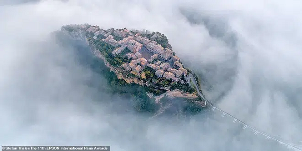 Civita di Bagnoregio, ngôi làng trên đỉnh đồi ở miền Trung Italy, được chụp bởi nhiếp ảnh gia người Áo Stefan Thaler.