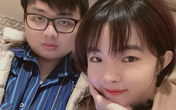 Mới đây, trong phim tài liệu nói về hành trình của các đội LPL tại CKTG 2020, SofM đã thẳng thắn với HLV trước mặt các đồng đội: 'Em sẽ kết hôn với cô ấy bằng bất cứ giá nào! Sắp có đám cưới đấy!'. Dù không nói đích danh tên bạn gái, nhưng ai nấy đều mong chờ vào cái kết đẹp cho mối tình 7 năm của cặp đôi SofM – Lily.