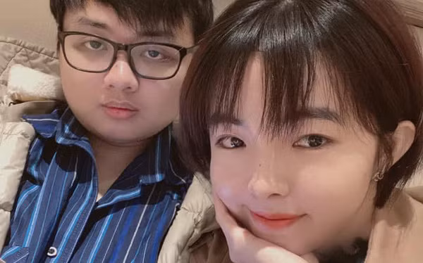 Mới đây, trong phim tài liệu nói về hành trình của các đội LPL tại CKTG 2020, SofM đã thẳng thắn với HLV trước mặt các đồng đội: 'Em sẽ kết hôn với cô ấy bằng bất cứ giá nào! Sắp có đám cưới đấy!'. Dù không nói đích danh tên bạn gái, nhưng ai nấy đều mong chờ vào cái kết đẹp cho mối tình 7 năm của cặp đôi SofM – Lily.