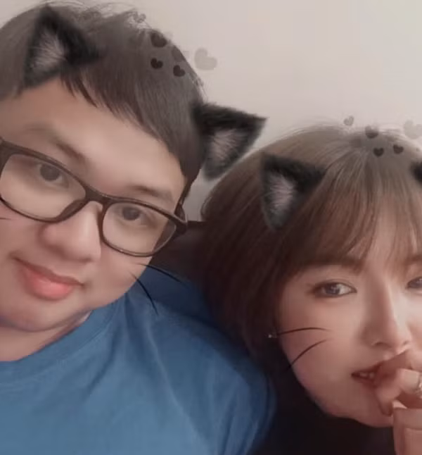 Anh cũng tiết lộ rằng đã có thời điểm muốn từ bỏ LMHT chuyên nghiệp. Vào thời điểm đó, chính bạn gái SofM là Lily đã là chỗ dựa tinh thần lớn nhất của anh, thúc đẩy anh tiếp tục nỗ lực cho những chương tiếp theo trong sự nghiệp của mình.