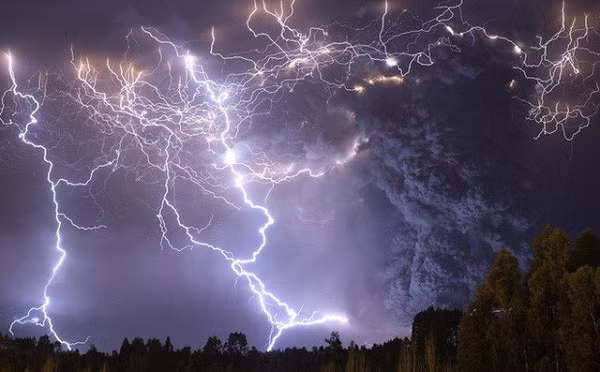 Có một số người sau khi bị sét đánh đã có thể nhìn xuyên qua người khác. Một phụ nữ có thể xóa các sọc từ trên thẻ tín dụng và các vé tàu xe bằng cách sờ tay vào. Bà bị tổn thương một vài chỗ ở phần trán trong não.