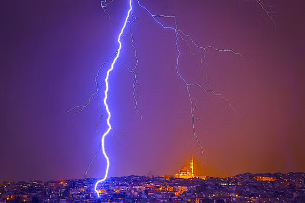 Tưởng như điện tích hàng chục triệu von và dòng điện hàng trăm ngàn amper sẽ phải giết chết con người trong khoảnh khắc. Nhưng một số người không hiểu sao lại sống sót. Đôi khi sét không để lại dấu vết gì trên cơ thể, nhưng lại xuyên qua các bộ phận bên trong. Hoặc ngược lại, sượt qua bên ngoài nhưng làm cháy áo quần và giày.