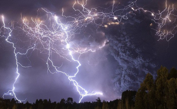 Có trường hợp sét đánh thẳng vào đầu. Khi đó hậu quả rất nghiêm trọng, từ nổ mắt, hôn mê và tê liệt hoàn toàn đến những hành vi cư xử lạ lùng. Nói một cách khác sét có thể biến con người trở nên giống cơ thể đột biến. Nhưng thú vị hơn là hóa ra trong não người còn tiềm ẩn những khả năng để hoàn thiện.