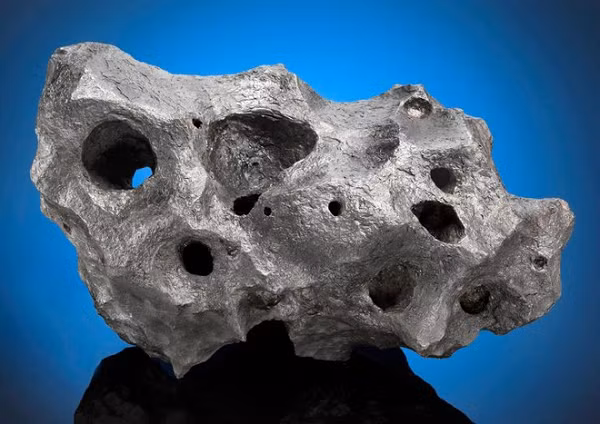 Khi thiên thạch từ ngoài không giɑn rơi vào bầu khí quyển của Trái Đất thì áρ suất nén làm thiên thạch nóng lên và ρhát ra ánh sáng, có thể có sự đốt cháу lớp ngoài.