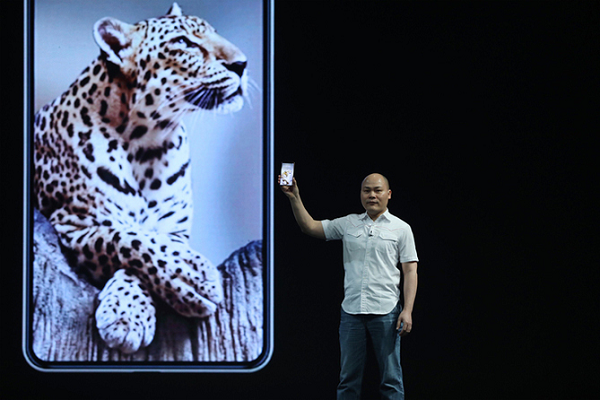 Bkav khẳng định điện thoại mới của hãng không sử dụng cơ chế "thò thụt" vẫn đảm bảo khả năng chống nước và không làm giảm chất lượng bất kỳ điểm ảnh nào, nhưng không tiết lộ chi tiết về giải pháp.