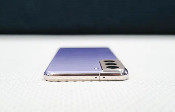 Máy dùng RAM 8 GB, bộ nhớ trong 128/256 GB và không có khe microSD, pin 4.000 mAh hỗ trợ sạc nhanh 25W có dây và 15W không dây. Cả hai đều chạy trên hệ điều hành One UI 3.0 được tuỳ biến từ Android 11.