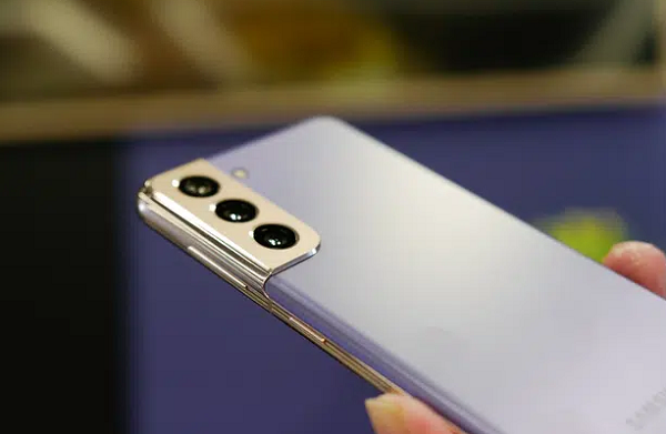 Cụm camera sau của chiếc Galaxy S21 này gồm 3 ống kính: Ultrawide 12 MP, Wide 12 MP chống rung quang học (OIS) và tele 64 MP OIS với khả năng zoom quang học 3x.