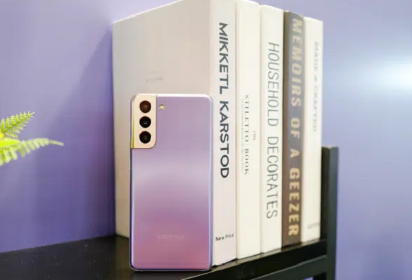 Camera trước được thiết kế đục lỗ giống đời trước, giúp màn hình được cắt gọt nhiều hơn và tạo cảm giác tràn viền, độ phân giải camera trước là 10MP.