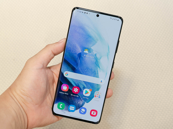 Máy dùng RAM 12 GB, bộ nhớ trong 128 GB hoặc 256 GB. Phiên bản đặc biệt có RAM 16 GB và bộ nhớ trong 512 GB. Máy hệ điều hành Android 11 cùng giao diện One UI 3.0. Pin dung lượng 5.000 mAh, hỗ trợ sạc nhanh 25W, sạc không dây và sạc ngược. Samsung Galaxy S21 Ultra có giá từ 1.199 USD, ra mắt vào 29/1.