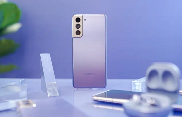 Galaxy S21 là chiếc smartphone có kích thước màn hình nhỏ nhất trong gia đình flagship mới này, với 6,2 inch. Độ phân giải của nó là Full HD+, sử dụng tấm nền Dynamic AMOLED 2X, độ sáng 1300 nits, độ làm tươi 120 Hz (kích hoạt được cả trên Full HD+) và có thể tự điều chỉnh từ 48-120Hz tùy theo ngữ cảnh sử dụng để tối ưu hóa pin hơn.