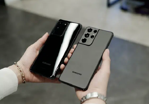 Điểm nhấn trên Galaxy S21 Ultra là cụm camera. Máy trang bị bốn camera, ống kính chính sử dụng cảm biến 108 megapixel thế hệ mới, ống kính góc siêu rộng 12 megapixel, ống tele 10 megapixel và camera tiềm vọng 10 megapixel. Camera trên Galaxy S21 Ultra có khả năng zoom quang 10x, hỗ trợ quay phim 8K với chống rung quang học.