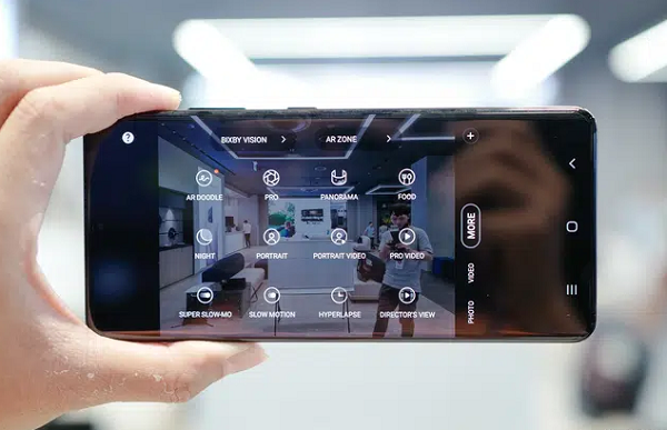 Thay đổi đáng chú ý nhất trên Samsung Galaxy S21 và S21 Ultra là giá bán. Máy có giá khởi điểm lần lượt là 799 USD và 999 USD, rẻ hơn 200 USD so với Galaxy S20.