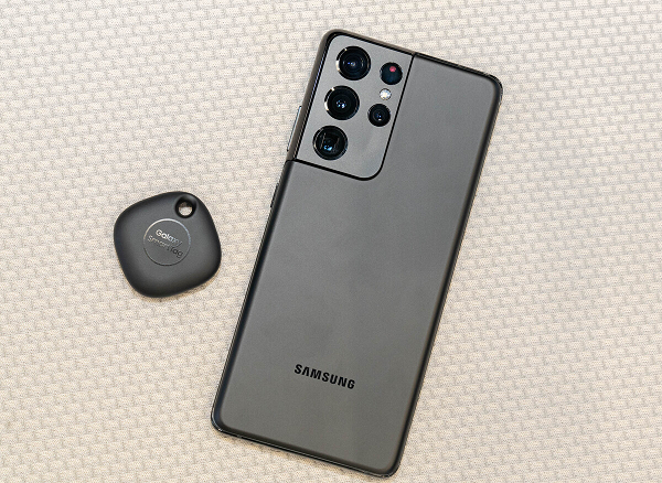 Các thông số khác gồm màn hình 6,8 inch, độ phân giải Quad HD+, tấm nền Dynamic AMOLED 2X. Màn hình của máy có thêm chế độ bảo vệ mắt bằng AI, giúp tự điều chỉnh độ sáng và giảm ánh sáng xanh có hại cho mắt người dùng. Tần số làm tươi cũng tự tăng giảm từ 10 Hz đến 120 Hz tuỳ vào ứng dụng được sử dụng.