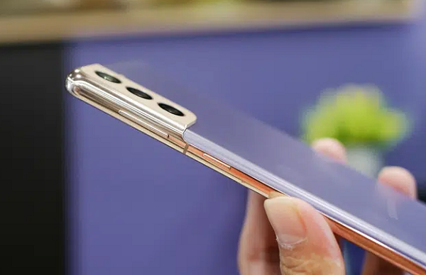 Về cấu hình, Galaxy S21 và S21+ trang bị vi xử lý Exynos 2100, sản xuất trên tiến trình 5nm giúp hiệu năng CPU tăng 15%, GPU tăng 33% và NPU tăng 5,3 lần so với thế hệ tiền nhiệm.