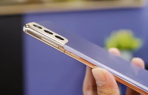 Về cấu hình, Galaxy S21 và S21+ trang bị vi xử lý Exynos 2100, sản xuất trên tiến trình 5nm giúp hiệu năng CPU tăng 15%, GPU tăng 33% và NPU tăng 5,3 lần so với thế hệ tiền nhiệm.