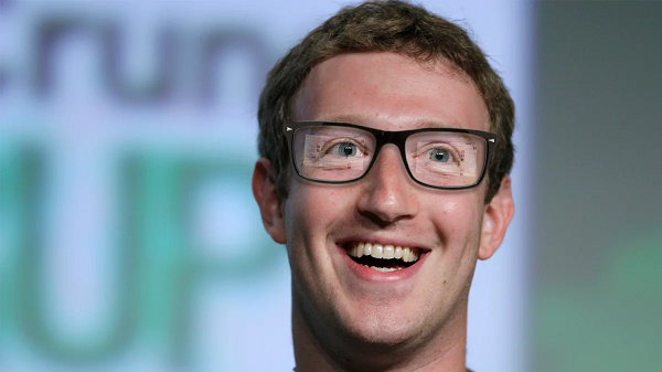 Chiếc kính này có thể hiển thị hình ảnh, video hoặc kết nối với loa, tai nghe để chơi nhạc.