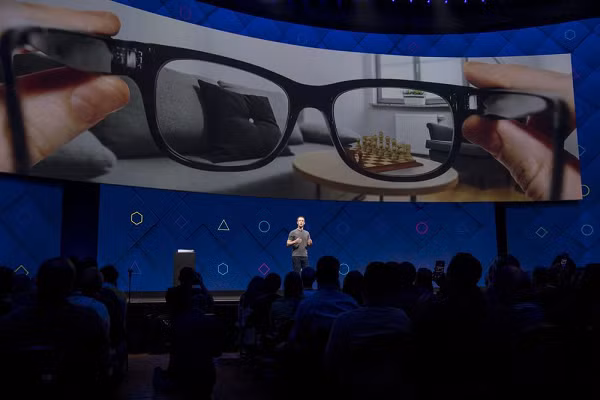 Theo Giám đốc phần cứng Andrew Bosworth, kính cung cấp nhiều chức năng song không muốn “nổ” quá mức về nó. “Chúng tôi thậm chí không gọi nó là AR mà chỉ gọi là kính thông minh” - ông Andrew cho biết.