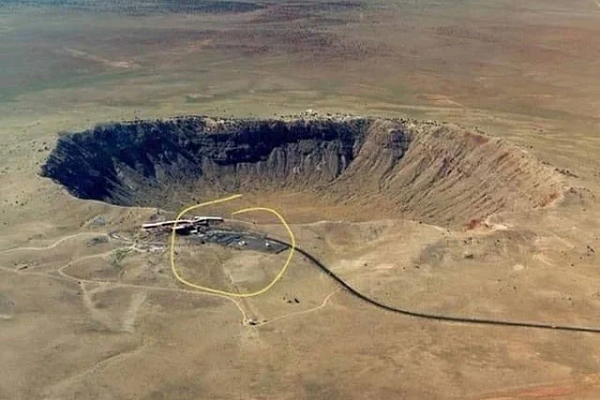 Với sức phá hủy đáng sợ đó, thiên thạch này đã khiến 17% số họ, 50% số chi, 75% số loài bị tuyệt chủng và chấm dứt thời kỳ thống trị của loài khủng long. Tuy nhiên, nó lại mở ra con đường cho sự phát triển của nhiều loài động vật có vú, chim, bò sát.