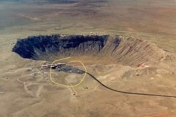 Với sức phá hủy đáng sợ đó, thiên thạch này đã khiến 17% số họ, 50% số chi, 75% số loài bị tuyệt chủng và chấm dứt thời kỳ thống trị của loài khủng long. Tuy nhiên, nó lại mở ra con đường cho sự phát triển của nhiều loài động vật có vú, chim, bò sát.