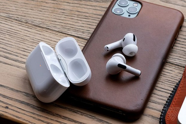 Apple đang phát triển thế hệ thứ ba của AirPods với tên gọi AirPods Pro Lite, điều này từ lâu đã không còn là bí mật. Người ta nói rằng, hình dạng của nó tương tự như AirPods Pro, với tay cầm tai nghe ngắn và nút tai bằng silicon có thể thay thế.