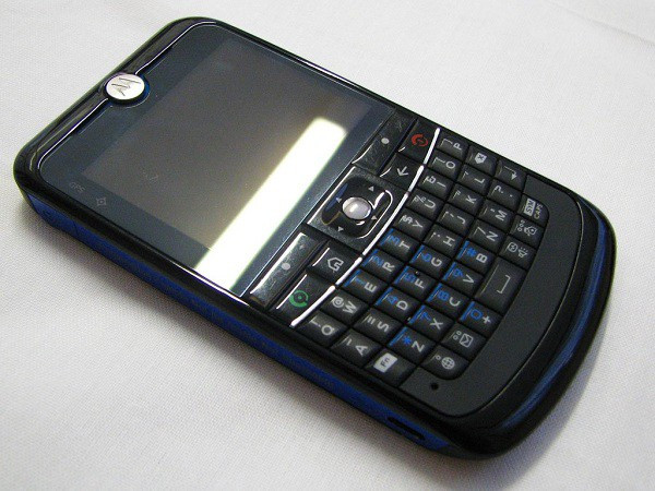 Năm 2005, Motorola đã làm được chiếc Motorola Q - thiết bị có bàn phím QWERTY mỏng nhất thế giới. Ngày ấy, đây từng là chiếc điện thoại "thống trị" thế giới với máy ảnh 1,3MP, hỗ trợ 3G, Bluetooth, khe cắm thẻ nhớ và máy nghe nhạc.