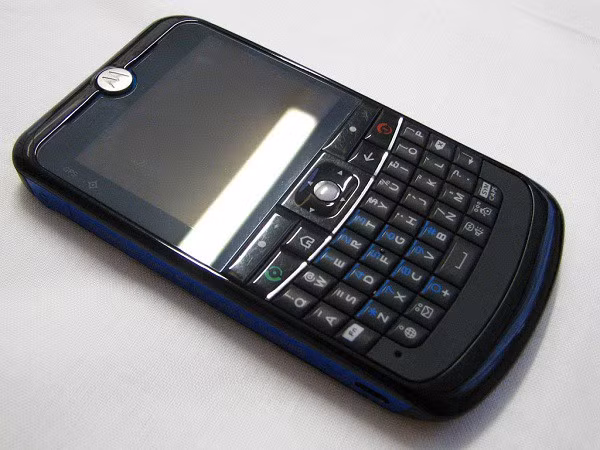 Năm 2005, Motorola đã làm được chiếc Motorola Q - thiết bị có bàn phím QWERTY mỏng nhất thế giới. Ngày ấy, đây từng là chiếc điện thoại "thống trị" thế giới với máy ảnh 1,3MP, hỗ trợ 3G, Bluetooth, khe cắm thẻ nhớ và máy nghe nhạc.