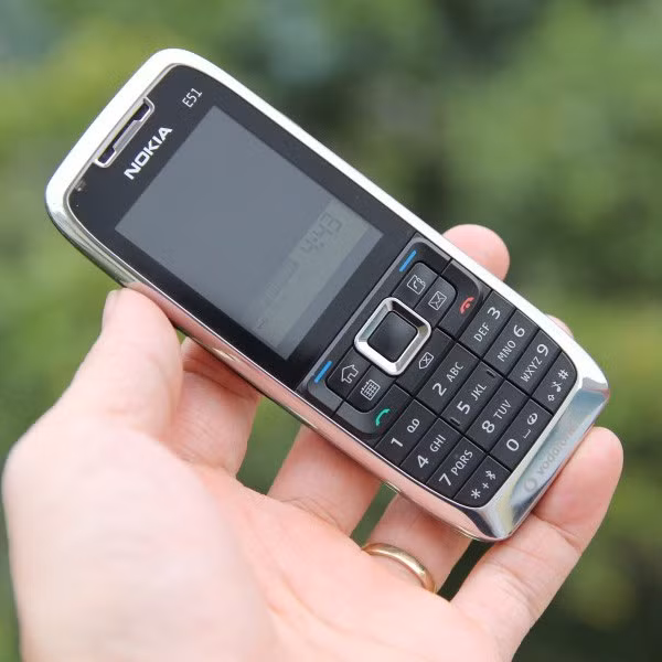 Nokia E51 (2000). Tính năng gửi tin nhắn và thư điện tử thông minh được tích hợp trong chiếc Nokia E51 kiểu dáng đẹp và hiệu quả, Nokia E51 được xem như là giải pháp email cho doanh nhân rất tiện ích khi thiết bị ra mắt.