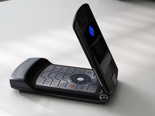 Motorola RAZR (2004) nắp gập, bàn phím kim loại và đèn nền ấn tượng từng là niềm tự hào của những người dùng điện thoại di động thời xưa.