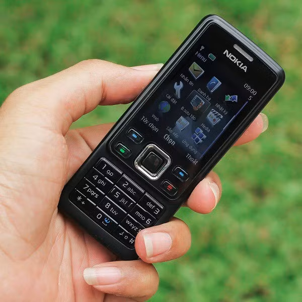 Với thiết kế, nhỏ gọn với kiểu dáng đơn giản, đẹp và tinh tế, Nokia 6300 là một trong những điện thoại bán chạy nhất của Nokia. Thiết bị này mang đến những tính năng hiện đại cho người dùng, thời gian thoại lên đến 3,5 giờ và thời gian chờ lên đến 14 ngày.