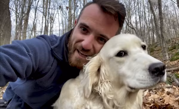 Sự việc xảy ra vào đầu tháng 12 vừa qua khi gia đình ông bà Gary và Debbie Morgan để sổng mất cô chó 16 tháng tuổi Meadow tại khu vực Andes, New York. Có lẽ vì quá phấn khích khi chuyển đến nhà mới, chú chó này đã phi thẳng vào khu rừng gần đó rồi bặt vô âm tín luôn.