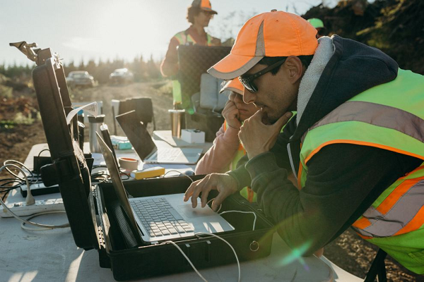 Ông Ralph Schmidt, Giáo sư tại Viện Trái Đất thuộc Đại học Columbia, nói: “Chỉ ném hạt cây từ máy bay thì có thể thành công và rẻ hơn nhiều so với trồng thủ công. Nhưng nuôi cây giống ở vườn ươm và tự tay trồng chúng sẽ có tỷ lệ thành công cao hơn nhiều là gieo hạt từ trên không, nhưng lại đắt hơn nhiều”.