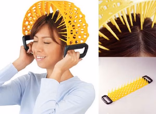 Những chiếc băng đô châm để mát-xa da đầu thoải mái nhìn giống như 1 cái rổ khổng lồ trên đầu vậy.